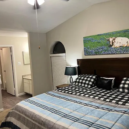 Beautiful 1-Bedroom Townhome With Nice Amenities